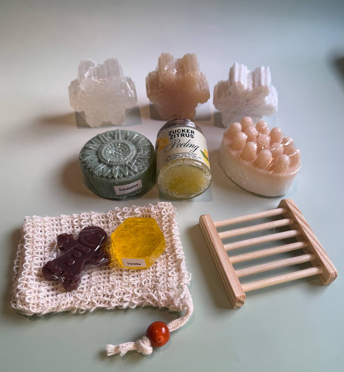 Premium Naturseifen-Geschenkbox – 8-teiliges Wellness-Set mit Peeling & handgemachter Pflege