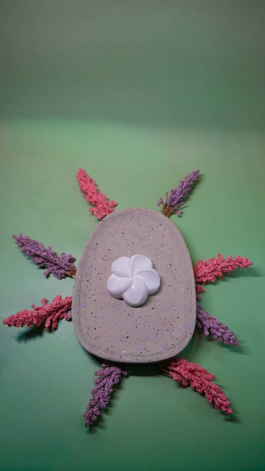 Handgemachte Sheabutter-Blütenseife – Reichhaltige Pflege in zarter Form