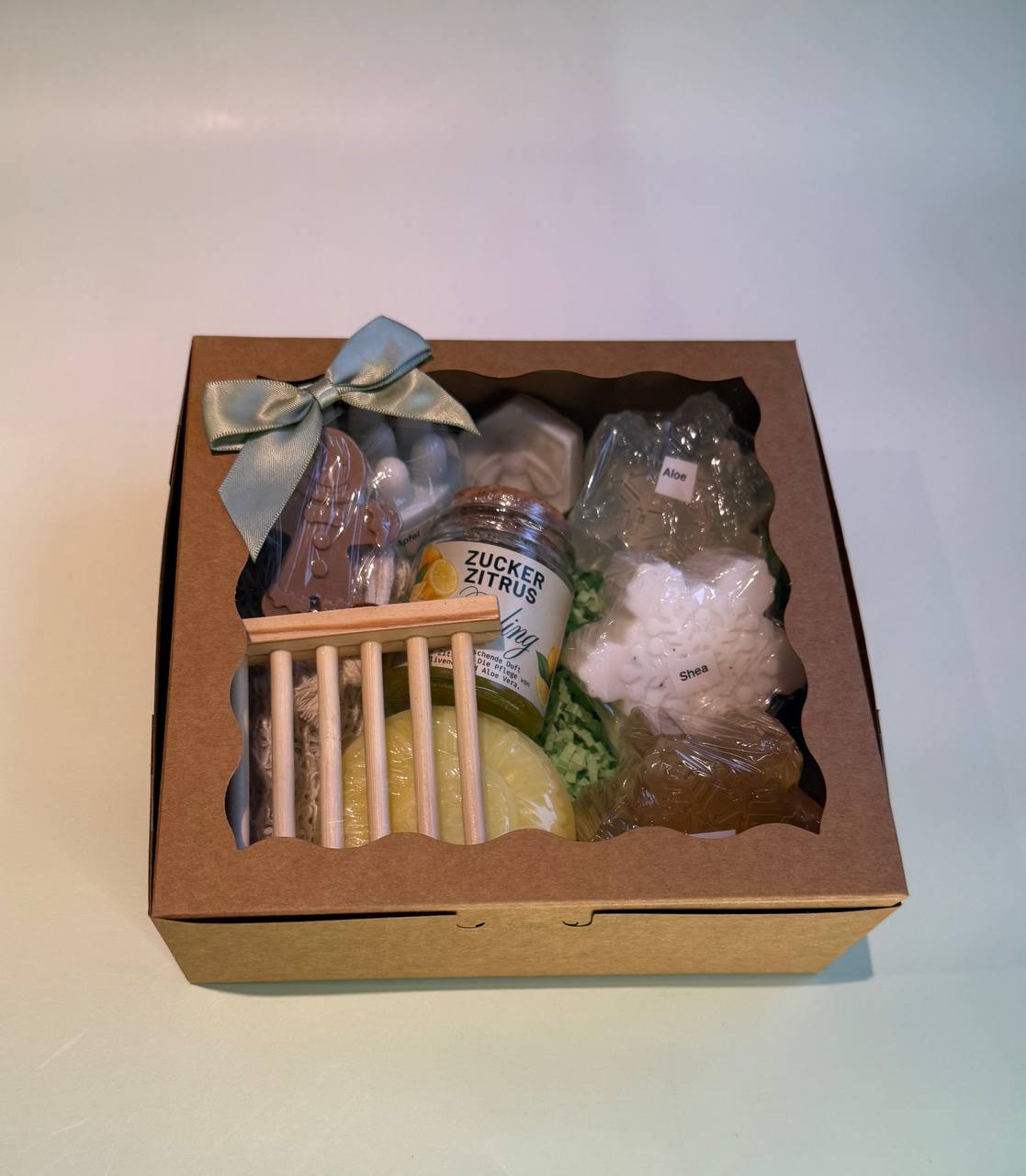 Handgemachte Wellness-Geschenkbox – Naturseifen, Zitrus-Peeling & Pflegeaccessoires